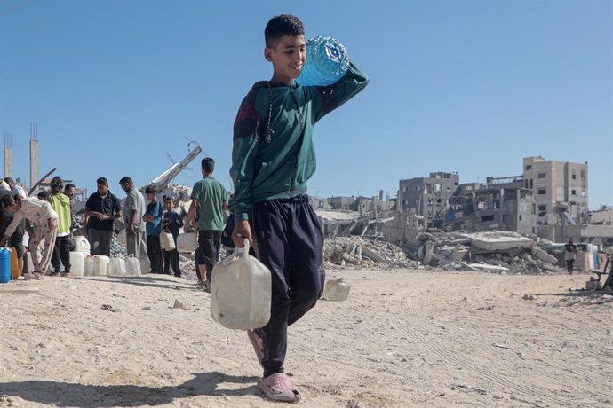 Un niño palestino carga con agua en el sur de la Franja de Gaza