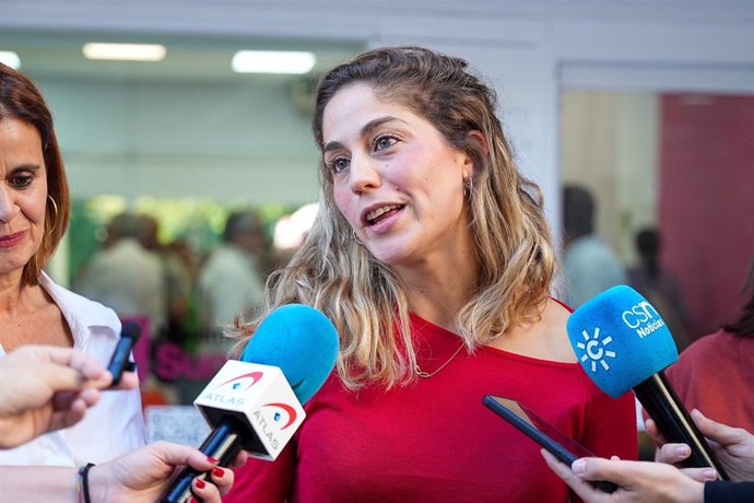 La secretaria de Organización de Movimiento Sumar, Lara Hernández atiende a los medios de comunicación, a 21 de octubre de 2024 en Sevilla, Andalucía (España). La parlamentaria de Por Andalucía y presidenta de Más País Andalucía, Esperanza Gómez, y la sec