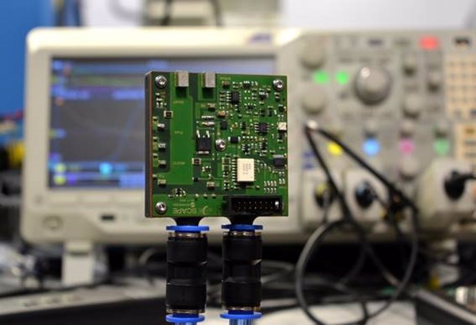 Prototipo de celda de conmutación desarrollada en el proyecto SCAPE con la técnica de ‘chip-embedding’, pueden observarse los tubos del sistema de refrigeración líquida.