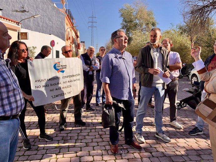 El concejal del PSOE en el Ayuntamiento de Córdoba Ángel Ortiz con vecinos en la barriada de San Rafael de la Albaida.