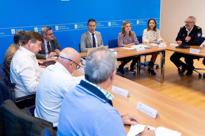 El conselleiro del Mar, Alfonso Villares, en un encuentro con representantes de las Federaciones de Cofradías de Pescadores