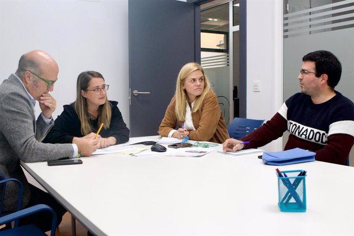 Reunión de la diputada del PP Cristina Vega con representantes de municipios afectados por las ayudas de la tarifa rural en Asturias.