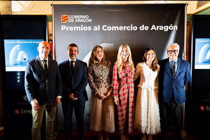 La vicepresidenta del Gobierno de Aragón, Mar Vaquero, con los premiados en la IV Gala del Comercio de Aragón.