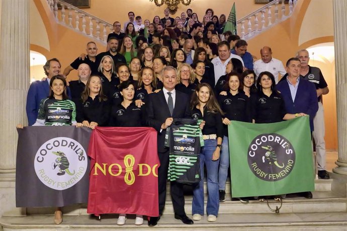 Recepción al club de rugby femenino de Mairena del Aljarafe 'Simón Verde Magnolias Cocos' en el Ayuntamiento de Sevilla