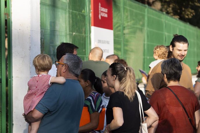 Archivo - Un grupo de personas en la entrada de un CEIP