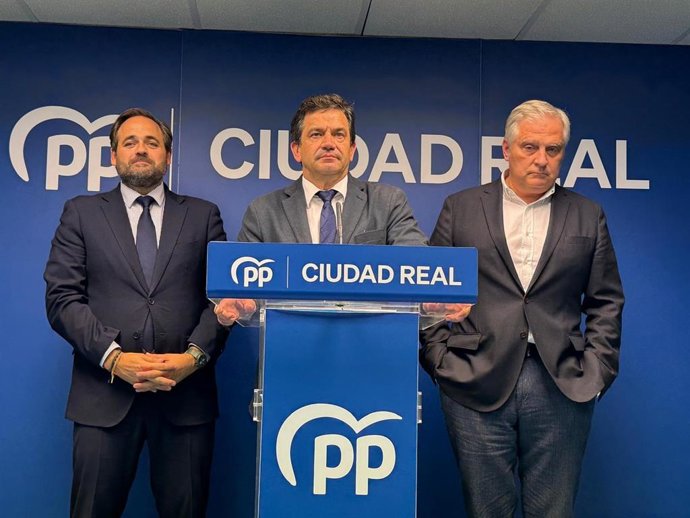 El presidente de la Diputación y de los 'populares' en la provincia de Ciudad Real, Miguel Ángel Valverde, en el centro.
