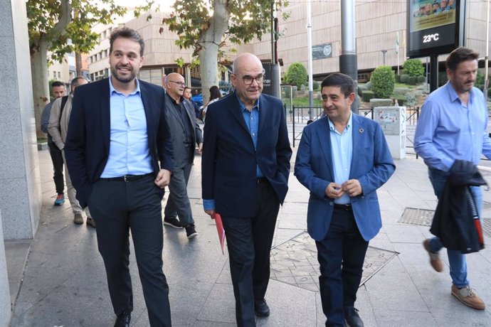 Manuel Chavez (2i), junto a miembros del PSOE de Jaén, a su llegada a la presentación del libro.