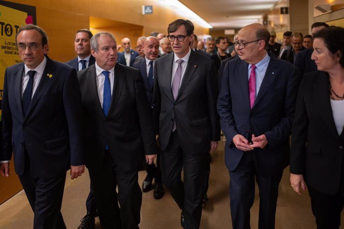 (I-D) El presidente del Parlament catalán, Josep Rull; el ministro de Industria y Turismo, Jordi Hereu, el president de la Generalitat, Salvador Illa, y el presidente de Cecot, Xavier Panés, durante la 29ª edición de la Nit de l’Empresa de la Cecot, en L’