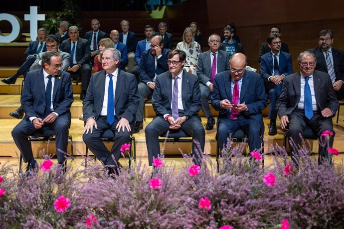 El presidente del Parlament catalán, Josep Rull; el ministro de Industria y Turismo, Jordi Hereu, el president de la Generalitat, Salvador Illa, y el presidente de Cecot, Xavier Panés