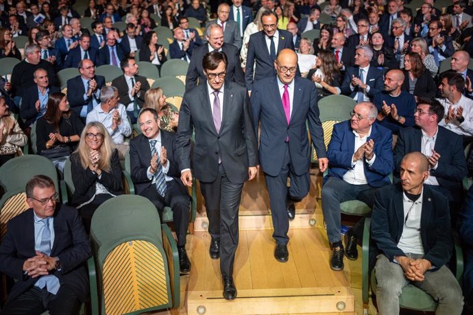 El president de la Generalitat, Salvador Illa (i), y el presidente de Cecot, Xavier Panés (d), durante la 29ª edición de la Nit de l’Empresa de la Cecot, en L’Auditori.