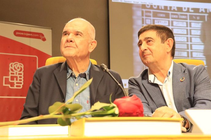 El secretario general del PSOE de Jaén, Francisco Reyes, junto al ex presidente de la Junta de Andalucía y ex secretario general del PSOE-A Manuel Chaves.