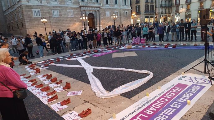 Una 'performance' mostra a Barcelona l'aportació d'homes a la lluita contra la violència masclista