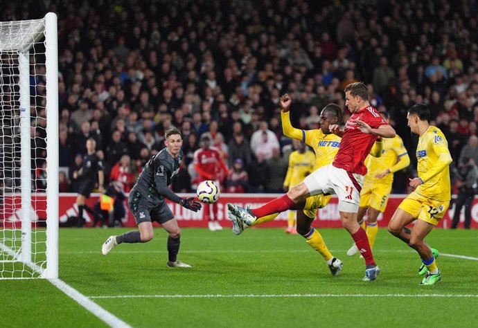 21 October 2024, United Kingdom, Nottingham: Nottingham Forest's Chris Wood shoots at goal during the English Premier League soccer match between Nottingham Forest and Crystal Palace at the City Ground. Photo: Bradley Collyer/PA Wire/dpa