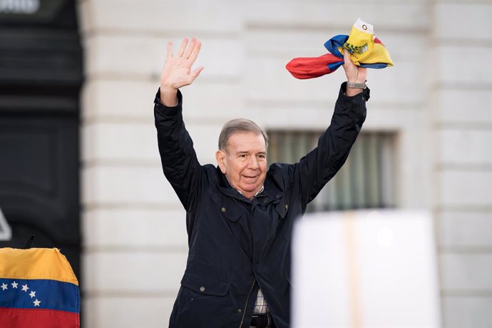 El líder opositor venezolano, Edmundo González, durante una concentración por la libertad de Venezuela, en la Puerta del Sol, a 28 de septiembre de 2024, en Madrid (España). Cientos de venezolanos se han concentrado una vez más en la Puerta del Sol y en o