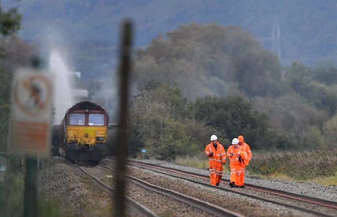 Archivo - 27 August 2020, Wales, Llanelli: A general view of the scene in the aftermath of a fire on a freight train carrying diesel fuel which started late Wednesday evening. Photo: Ben Birchall/PA Wire/dpa