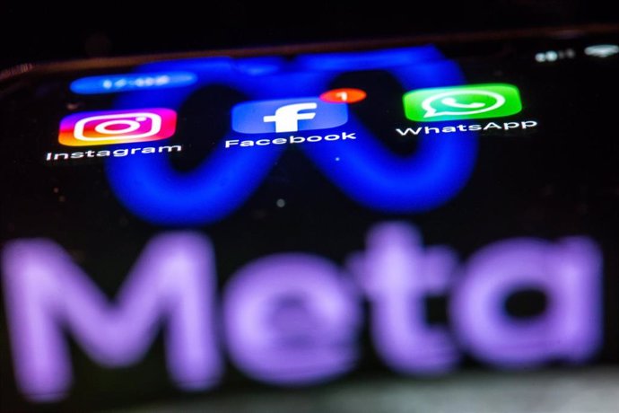 Archivo - FILED - 16 May 2024, Mecklenburg-Western Pomerania, Schwerin: The Instagram, Facebook and WhatsApp apps can be seen on the display of a smartphone, reflecting the logo of the Meta internet company. Photo: Jens Büttner/dpa