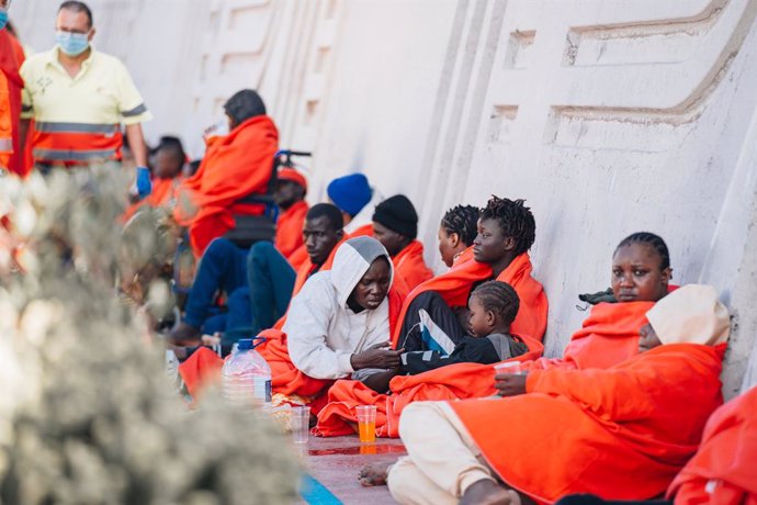 Llegada de una patera al puerto de San Sebastián de la Gomera, a 10 de octubre de 2024, en San Sebastián de la Gomera, Islas Canarias (España). Dos embarcaciones con unos 106 migrantes llegan a Canarias y son trasladados hasta el muelle de La Restinga, en