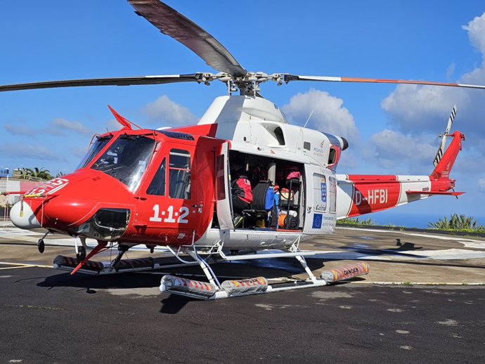 Archivo - Helicóptero de rescate del GES interviene en el rescate de un escalador herido tras caerle unas rocas en un barranco en Tenerife