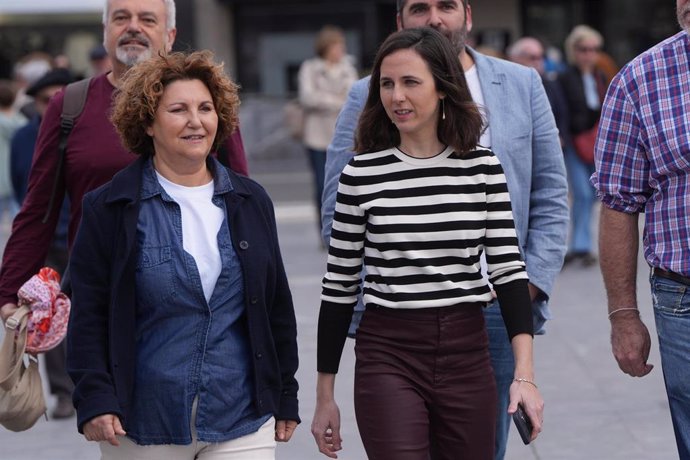 Archivo - La coordinadora general de Podemos Euskadi, Pilar Garrido (i), y la secretaria general de Podemos, Ione Belarra (d), en San Sebastián.