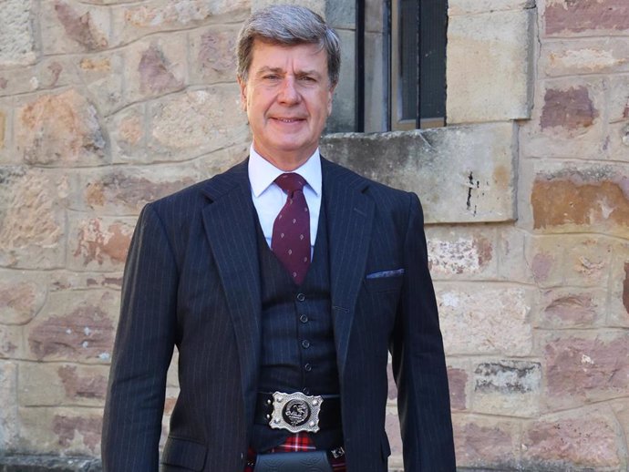 Cayetano Martínez de Irujo a la salida de la boda celebrada en en la parroquia de San Miguel Arcángel, en Puente Viesgo (Cantabria).