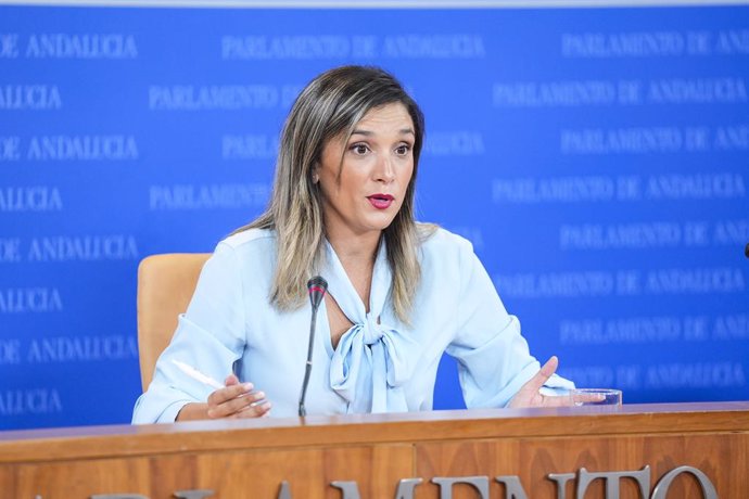 La portavoz adjunta del Grupo Parlamentario Socialista, María Márquez, durante la ronda de ruedas de prensa de portavoces de los grupos parlamentarios en el Parlamento de Andalucía, a 16 de octubre de 2024 en Sevilla (Andalucía, España). Los portavoces de