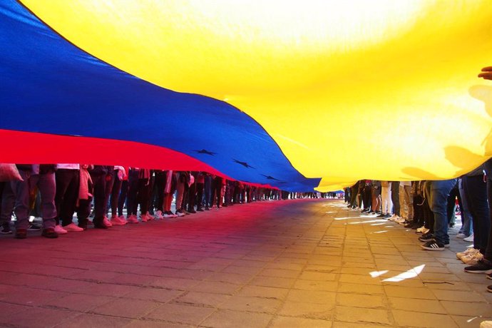 Archivo - Bandera de Venezuela durante una protesta en Lima, Perú