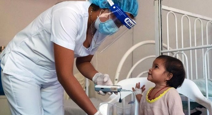 Una enfermera atiende a un joven paciente en la ESE Hospital de Nazaret en Alta Guajira, Colombia.