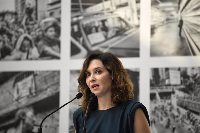 La presidenta de la Comunidad de Madrid, Isabel Díaz Ayuso, durante una rueda de prensa en la inauguración de la exposición ‘Bolivariano’ del fotoperiodista Álvaro Ybarra, en la Puerta del Sol, a 21 de octubre de 2024, en Madrid (España). Durante quince a