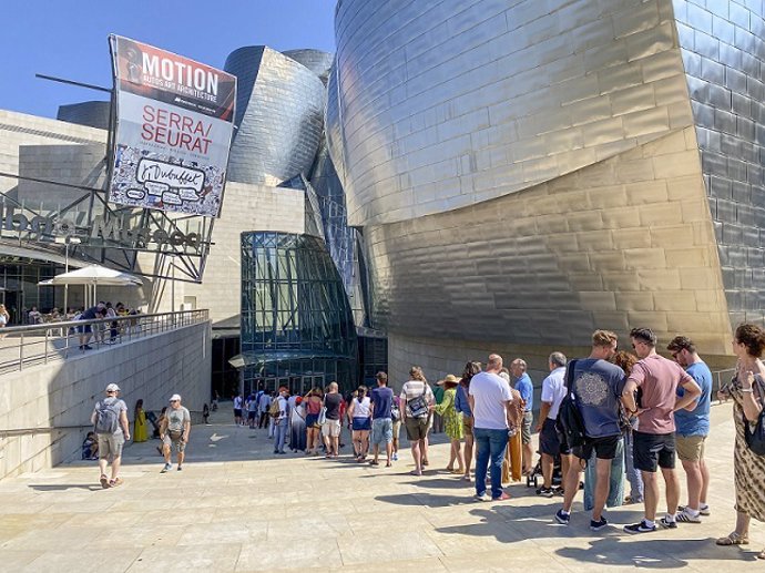 Archivo - Turistak Guggenheim Bilbao Museoan