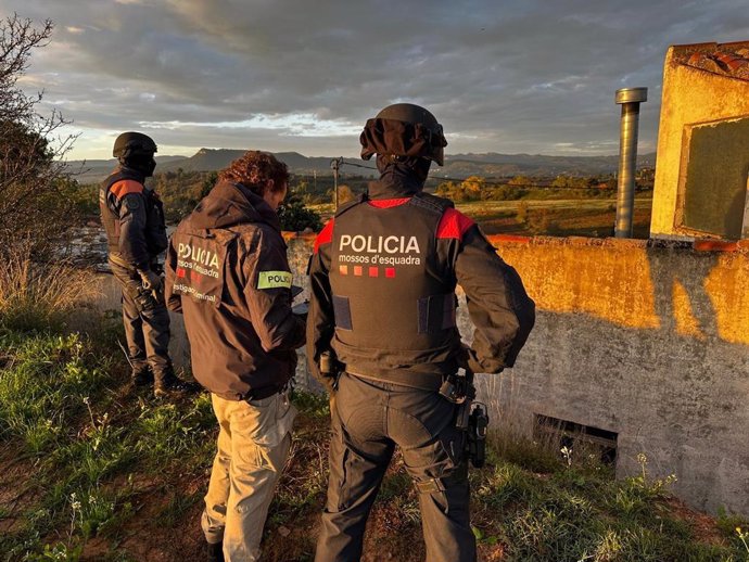 Agentes de los Mossos d'Esquadra durante el operativo para desmantelar un grupo criminal especializado en robos con fuerza en domicilios y empresas de Catalunya y en el tráfico de marihuana