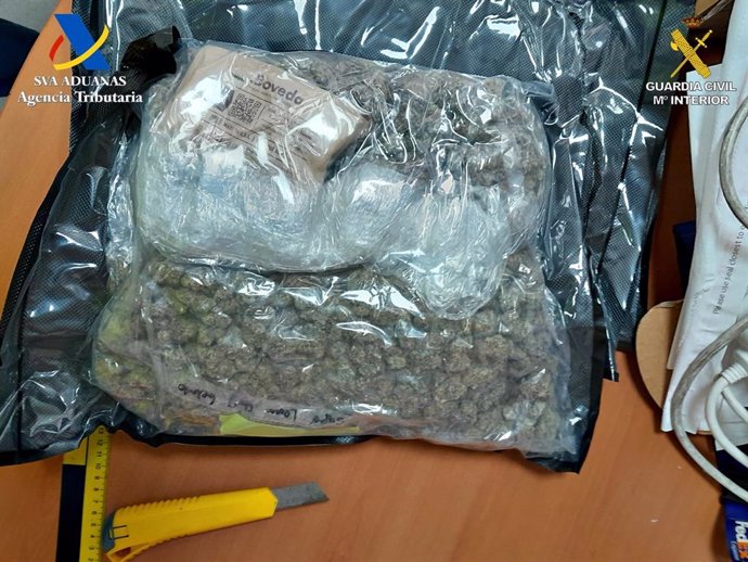 Interceptado en Sevilla un paquete de mensajería con dos kilos de marihuana procedente de EEUU.