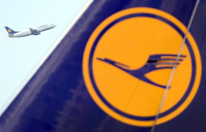 Archivo - FILED - 08 June 2013, Hesse, Frankfurt/Main: The Lufthansa logo can be seen on an airplane at Frankfurt am Main Airport, while another Lufthansa passenger plane takes off after take-off. Photo: Arne Dedert/dpa