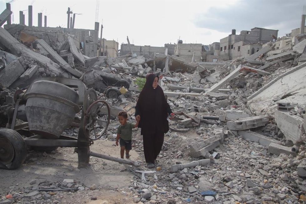 Archivo - Imagen de archivo de varios civiles palestinos entre los escombros en Gaza.