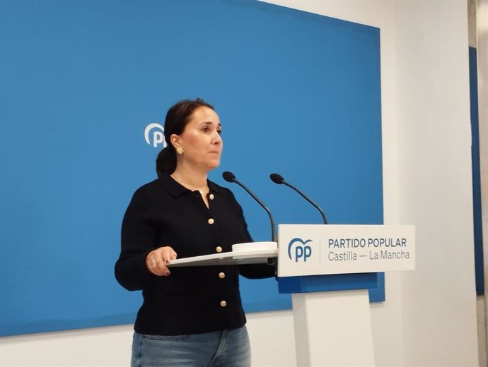 La portavoz del Partido Popular de Castilla-La Mancha, Alejandra Hernández, en rueda de prensa.