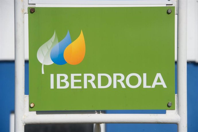 Archivo - Logo de la empresa energética Iberdrola.