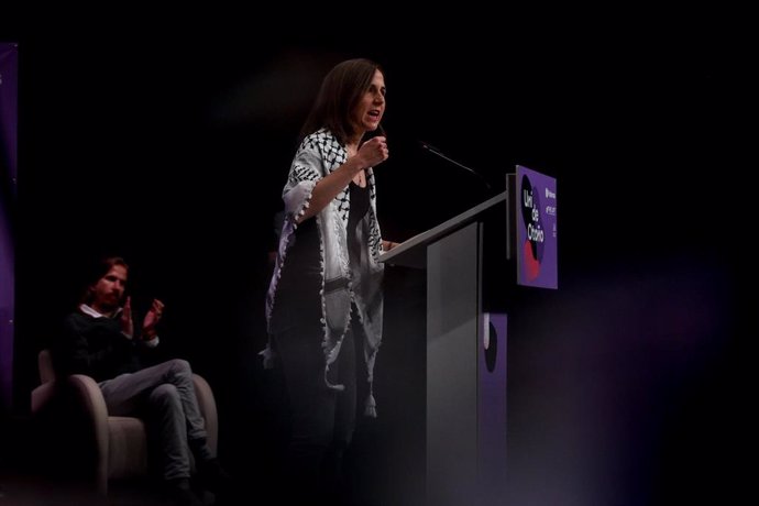 La secretaria general de Podemos, Ione Belarra, interviene durante el acto central de la Universidad de Otoño de Podemos ‘Cambiar todo lo que no podemos aceptar’, en el Círculo de Bellas Artes, a 19 de octubre de 2024, en Madrid (España).