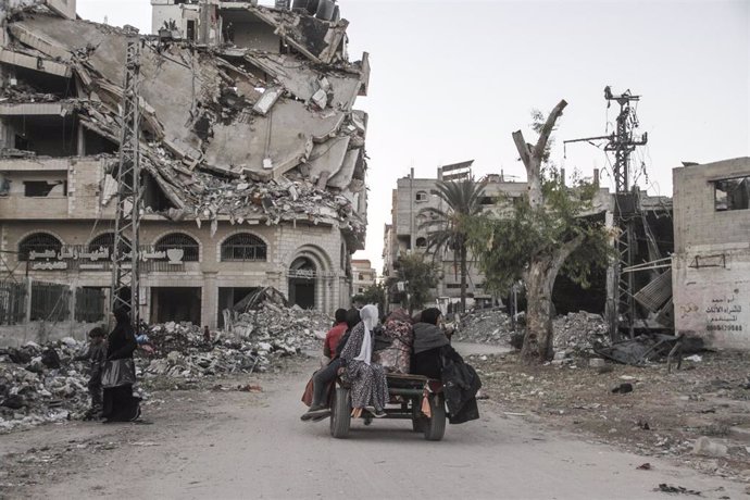 Un grupo de palestinos huye de Yabalia, en el norte de la Franja de Gaza, tras una orden de evacuación de Israel a una escuela en la que habían buscado refugio (archivo)