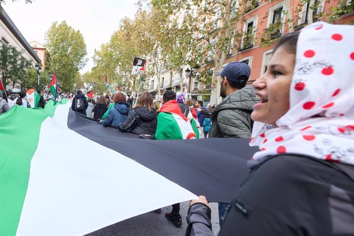 Archivo - Decenas de personas durante una manifestación en apoyo al Sahara Occidental en Madrid