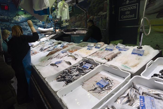 Archivo - Pescados expuestos en una pescadería de un mercado, a 15 de marzo de 2023, en Madrid (España)