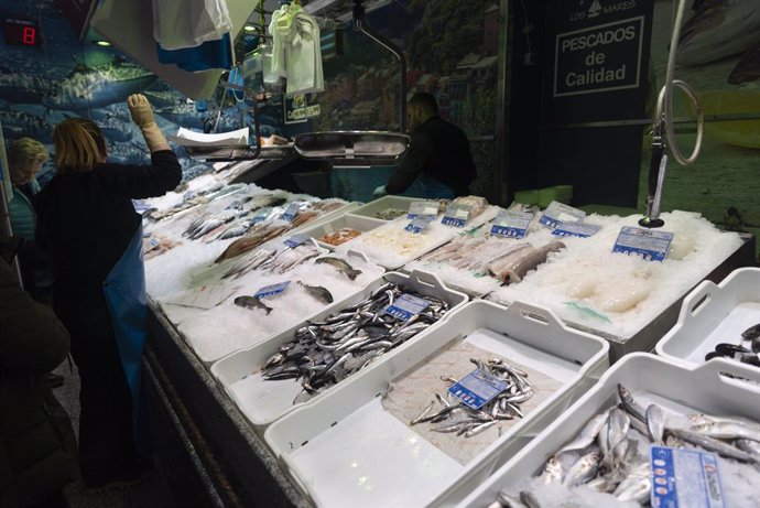 Archivo - Pescados expuestos en una pescadería de un mercado, a 15 de marzo de 2023, en Madrid (España). El Índice de Precios de Consumo (IPC) ha subido un 0,9% en febrero en relación al mes anterior y elevó una décima su tasa interanual, hasta el 6%, por