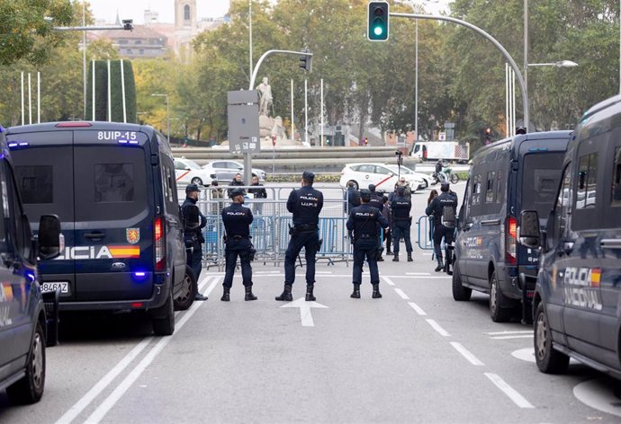 Archivo - Vehículos y agentes de Policía Nacional en uno de los accesos al Congreso de los Diputados por la plaza Cánovas del Castillo