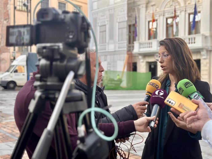 La portavoz del Grupo Socialista, Lucía de Luz, atiende a los medios.