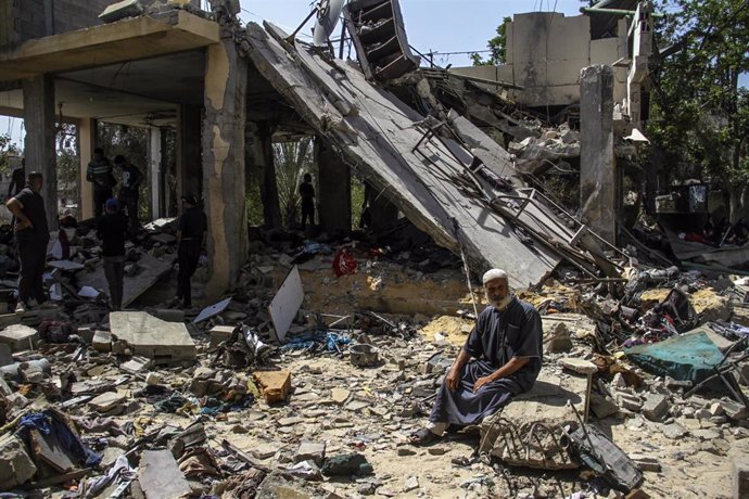 Archivo - Un hombre frente a un edificio destruido por un ataque de Israel contra Beit Lahia, en el norte de la Franja de Gaza (archivo)