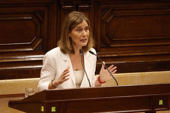 Archivo - La líder de los Comuns en el Parlament, Jéssica Albiach, interviene durante el pleno del debate de investidura, en el Parlament de Cataluña, en el parque de la Ciutadella, en el Parlament, a 8 de agosto de 2024, en Barcelona, Catalunya (España).