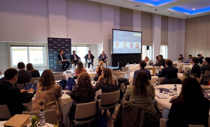 El director de Operaciones de Hefame, Nacho Satorre, participa en el panel de expertos 'Cómo optimizar las rutas de distribución para reducir los tiempos de entrega y los costos operativos', celebrado en Madrid, en el marco de 'Pharmalog 2024'