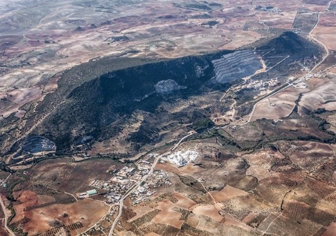 Archivo - Imagen de la Sierra de Morón con la cantera de Sidemosa