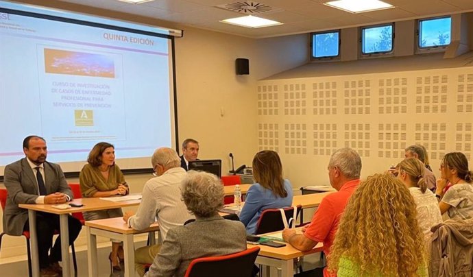 La consejera de Empleo, Rocío Blanco, en la inauguración de un curso sobre enfermedades profesionales y prevención.