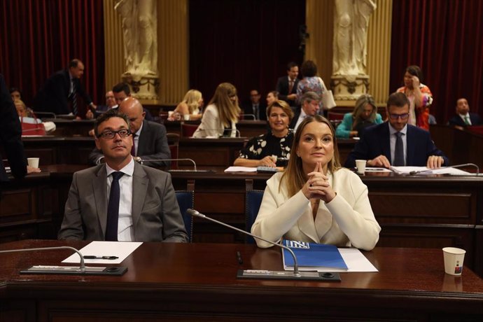 El conseller de Economía, Hacienda e Innovación del Govern balear, Antoni Costa y la presidenta del Govern, Marga Prohens.