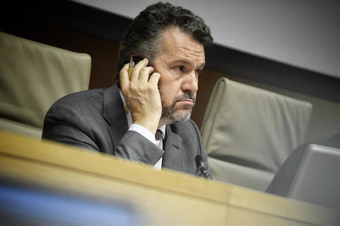 El presidente de la Comisión Nacional de Mercados y Valores (CNMV), Rodrigo Buenaventura, comparece durante la Comisión de Economía, Comercio y Transformación Digital en el Congreso de los Diputados, a 8 de octubre de 2024, en Madrid (España).