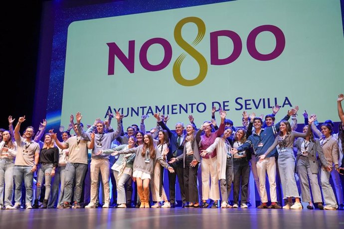 El alcalde de Sevilla, con los jóvenes asistentes a la jornada Sputnik.